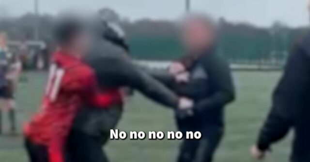 Rozhodca opúšťa detský rugbyový zápas, pretože dospelí sa hádajú a Obrázok zobrazujúci niekoľko jednotlivcov zapojených do fyzickej hádky na poli s príslovím