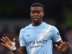 Rozhodnutie Marca Guehiho z EFL bolo prijaté po tom, čo Pep Guardiola nariekal nad „logikou“ Man City vs Arsenal MANCHESTER, ANGLICKO – 24. JANUÁRA: Marc Guehi z Manchestru City sa pozerá počas zápasu Premier League medzi Manchester City a Wolverhampton Wanderers na Etihad Stadium 24. januára 2026 v Manchestri v Anglicku. (Foto: Carl Recine/Getty Images)