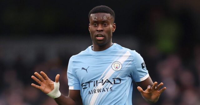 MANCHESTER, ANGLICKO – 24. JANUÁRA: Marc Guehi z Manchestru City sa pozerá počas zápasu Premier League medzi Manchester City a Wolverhampton Wanderers na Etihad Stadium 24. januára 2026 v Manchestri v Anglicku. (Foto: Carl Recine/Getty Images)