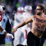 Muž, ktorý vtrhol na ihrisko na Super Bowl LX, prezradil, ako sa dostal na štadión