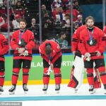 Kanadské hokejové hviezdy dostali po prehre v hokeji v USA plyšovú hračku olympijského maskota
