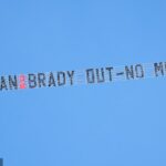 Nad zemou lietal transparent protestujúci proti vlastníctvu West Hamu