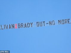 Rozzúrení fanúšikovia West Hamu protestujú proti vlastníctvu lietadla počas priameho prenosu zápasu FA Cupu Nad zemou lietal transparent protestujúci proti vlastníctvu West Hamu