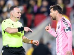 Rozzúrený Lionel Messi obmedzovaný Luisom Suarezom pri konfrontácii s rozhodcom v zápase Interu Miami Lionel Messi
