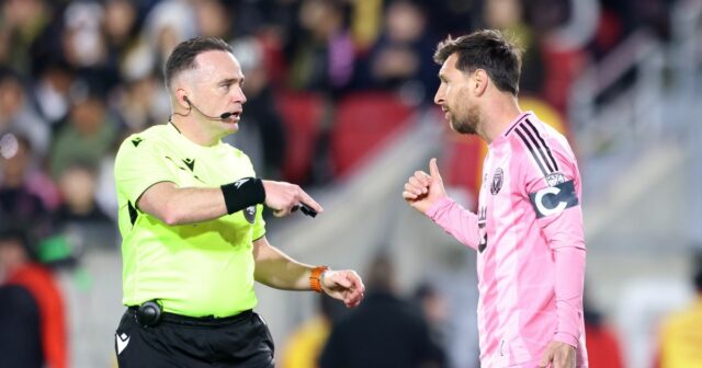 Rozzúrený Lionel Messi obmedzovaný Luisom Suarezom pri konfrontácii s rozhodcom Lionel Messi