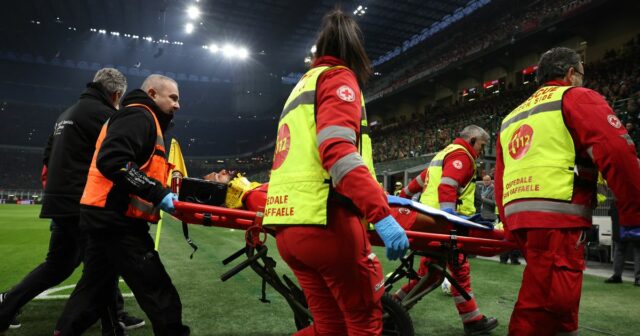 Ruben Loftus-Cheek odhaľuje hrozné zranenia po hlavičkovom strete anglickej hviezdy Ruben Loftus Cheek z AC Miláno sa zranil počas zápasu Serie A medzi AC Miláno a Parma Calcio 1913 na štadióne Giuseppe Meazza 22. februára 2026 v talianskom Miláne.