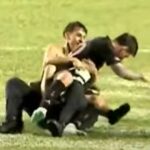 Ochranka zadrží dieťa po tom, čo skočilo na ihrisko pozdraviť Lionela Messiho