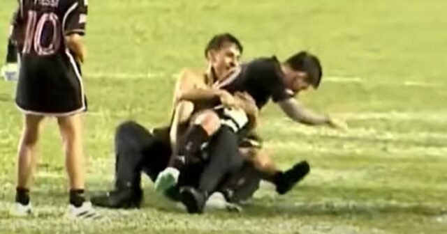 Rugby Lionel Messi, ktorého riešil útočník z ihriska a stiahol Ochranka zadrží dieťa po tom, čo skočilo na ihrisko pozdraviť Lionela Messiho