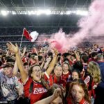 Keď mladí fanúšikovia Corku oslavovali, jeden zdvihol svetlicu, ktorá chrlila červený dym do noci.