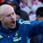 Sean Dyche, hlavný tréner Nottingham Forest na postrannej čiare počas zápasu Premier League medzi Nottingham Forest a Manchester United na City Ground