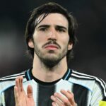Sandro Tonali z Newcastlu tlieska svojim fanúšikom po zápase 8. fázy Ligy majstrov UEFA medzi Parížom Saint-Germain a Newcastlom v Parc des Princes 28. januára 2026 v Paríži vo Francúzsku.