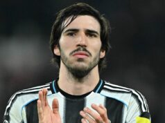 Sandro Tonali mal vždy jasno v klube, ku ktorému sa chce pripojiť uprostred „záumu“ Arsenalu o prestup Sandro Tonali z Newcastlu tlieska svojim fanúšikom po zápase 8. fázy Ligy majstrov UEFA medzi Parížom Saint-Germain a Newcastlom v Parc des Princes 28. januára 2026 v Paríži vo Francúzsku.