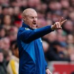 Sean Dyche vyzval na zákaz uterákov v zápasoch Premier League (Reuters)