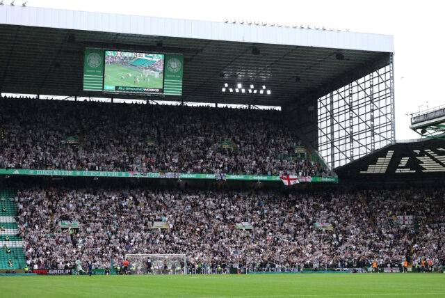 Sebastian Hoeneß a Ermedin Demirovic zo Stuttgartu sa pozerajú dopredu Download app from appStore