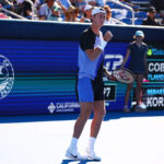 DELRAY BEACH, FLORIDA – 21. FEBRUÁRA: Sebastian Korda z USA oslavuje proti Flaviovi Cobollimu z Talianska počas ich semifinálového zápasu mužskej dvojhry v Delray Beach Tennis Center 21. februára 2026 v Delray Beach na Floride. (Foto: Megan Briggs/Getty Images)