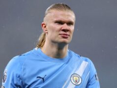 Šéf Barcelony po finančných problémoch odvážne žiadal Erling Haaland o prestup MANCHESTER, ANGLICKO - 21. FEBRUÁRA: Erling Haaland z Manchestru City oslavuje víťazstvo 2:1 počas zápasu Premier League medzi Manchestrom City a Newcastlom United na Etihad Stadium 21. februára 2026 v Manchestri v Spojenom kráľovstve. (Foto: Shaun Brooks – CameraSport cez Getty Images)