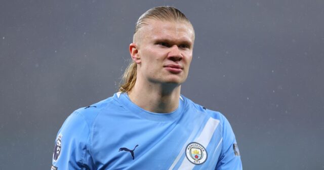 MANCHESTER, ANGLICKO - 21. FEBRUÁRA: Erling Haaland z Manchestru City oslavuje víťazstvo 2:1 počas zápasu Premier League medzi Manchestrom City a Newcastlom United na Etihad Stadium 21. februára 2026 v Manchestri v Spojenom kráľovstve. (Foto: Shaun Brooks – CameraSport cez Getty Images)