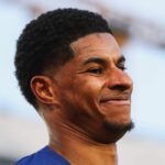 Marcus Rashford z FC Barcelona sa pozerá počas zápasu LaLiga EA Sports medzi FC Barcelona a RCD Mallorca na Spotify Camp Nou