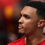 Tréner Liverpoolu Jurgen Klopp s Trentom Alexandrom-Arnoldom na plný úväzok po zápase Premier League medzi Aston Villou a Liverpoolom vo Villa Parku 10. mája 2022 v Birminghame v Anglicku.