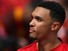 Šéf Liverpoolu ohromil Trenta Alexandra-Arnolda pred zmenou Realu Madrid – „Je to vtip?“ Tréner Liverpoolu Jurgen Klopp s Trentom Alexandrom-Arnoldom na plný úväzok po zápase Premier League medzi Aston Villou a Liverpoolom vo Villa Parku 10. mája 2022 v Birminghame v Anglicku.