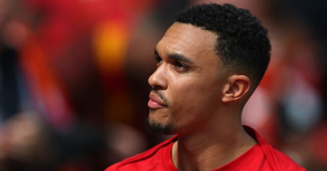 Tréner Liverpoolu Jurgen Klopp s Trentom Alexandrom-Arnoldom na plný úväzok po zápase Premier League medzi Aston Villou a Liverpoolom vo Villa Parku 10. mája 2022 v Birminghame v Anglicku. 