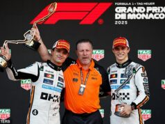 Šéf McLarenu ODmieta tvrdenia o zaujatosti jazdca a bude trvať na kontroverzných pravidlách papáje, ktoré stavajú Landa Norrisa proti Oscarovi Piastrimu Zak Brown (na obrázku v strede) opäť uviedol, že pravidlá McLarenu pre papáju budú v tejto sezóne predstavené