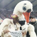 SWANSEA, WALES – 24. FEBRUÁRA: Snoop Dogg, rapper a spolumajiteľ Swansea City, reaguje pred zápasom Sky Bet Championship medzi Swansea City a Preston North End na štadióne Swansea.com 24. februára 2026 v Swansea vo Walese. (Foto: Dan Mullan/Getty Images)
