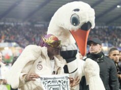 Šéf Prestonu tvrdí, že Snoop Dogg v Swansea je pozoruhodný len vďaka „zápachu trávy“ v tuneli SWANSEA, WALES – 24. FEBRUÁRA: Snoop Dogg, rapper a spolumajiteľ Swansea City, reaguje pred zápasom Sky Bet Championship medzi Swansea City a Preston North End na štadióne Swansea.com 24. februára 2026 v Swansea vo Walese. (Foto: Dan Mullan/Getty Images)
