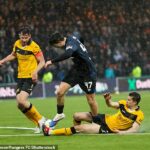 Krídelník Mikey Moore padá po výzve Cammy Kerr, ktorá zostala nepotrestaná