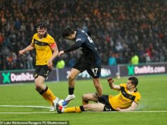 Šéf Rangers Danny Rohl sa rozzúril po prestávke v spore VAR pri remíze s Livingstonom Krídelník Mikey Moore padá po výzve Cammy Kerr, ktorá zostala nepotrestaná