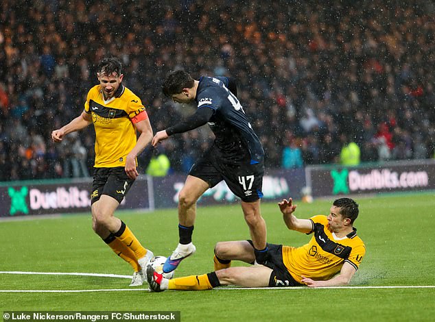 Šéf Rangers Danny Rohl sa rozzúril po prestávke v spore Krídelník Mikey Moore padá po výzve Cammy Kerr, ktorá zostala nepotrestaná