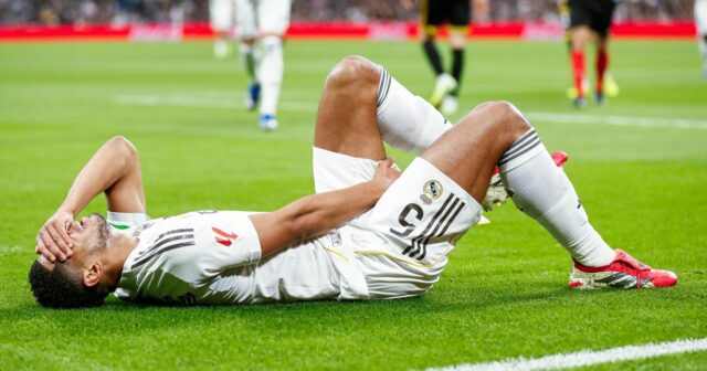 Šéf Realu Madrid hovorí o zranení Judea Bellinghama po tom, MADRID, ŠPANIELSKO - 1. FEBRUÁRA: Jude Bellingham z Realu Madrid CF sa zranil na zemi počas zápasu LaLiga EA Sports medzi Realom Madrid CF a Rayo Vallecano de Madrid na Estadio Santiago Bernabeu 1. februára 2026 v Madride v Španielsku. (Foto: Diego Souto/Getty Images)