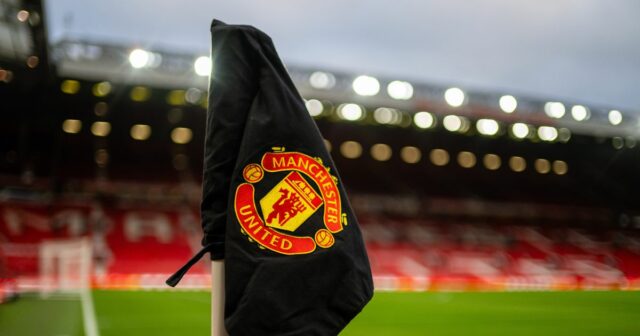 Rohová vlajka Manchestru United na Old Trafford v roku 2026