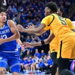 Sekvencia neskorej hry podnieti bitku vo vyhrotenom vysokoškolskom basketbalovom zápase