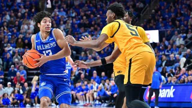 Sekvencia neskorej hry podnieti bitku vo vyhrotenom vysokoškolskom basketbalovom zápase
