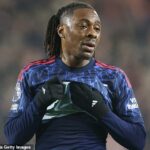 Debutová sezóna Eberechiho Ezeho v Arsenale zasiahla nový hrbolček na ceste po tom, čo ho v polčase zaujali vo štvrtok večer pri remíze 1:1 na ihrisku Brentfordu.