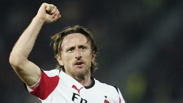 Serie A: Modric nets, AC Miláno sa blíži k Interu s výhrou 2:1 nad Pisou
