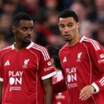 Alexander Isak a Hugo Ekitike z Liverpoolu interagujú počas zápasu Premier League medzi Liverpoolom a Manchestrom United na Anfielde 19. októbra 2025 v Liverpoole v Anglicku.