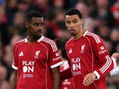 Šesť najlepších platov v Liverpoole, keďže mzda Huga Ekitikeho prevýšila plat Alexandra Isaka Alexander Isak a Hugo Ekitike z Liverpoolu interagujú počas zápasu Premier League medzi Liverpoolom a Manchestrom United na Anfielde 19. októbra 2025 v Liverpoole v Anglicku.