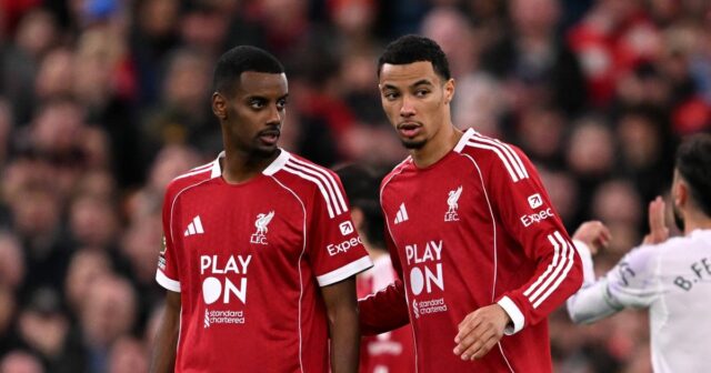 Šesť najlepších platov v Liverpoole, keďže mzda Huga Ekitikeho prevýšila Alexander Isak a Hugo Ekitike z Liverpoolu interagujú počas zápasu Premier League medzi Liverpoolom a Manchestrom United na Anfielde 19. októbra 2025 v Liverpoole v Anglicku.