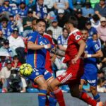 Bordalas a Javier Martinez pozorujú vhadzovanie.