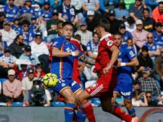 Sevilla získala životne dôležité víťazstvo na uvoľnenie tlaku proti 10-manovému Getafe Bordalas a Javier Martinez pozorujú vhadzovanie.