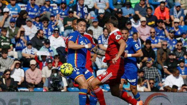 Bordalas a Javier Martinez pozorujú vhadzovanie.