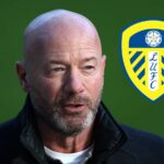 Daniel Farke, manažér Leeds United, gestikuluje priaznivcom svojho tímu počas zápasu Premier League medzi Leeds United a Nottingham Forest...