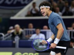 Shelton sa vracia z pokraja, aby porazil Fritza a získal dallaskú korunu Download app from appStore