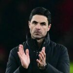 Ruben Neves z Portugalska sleduje zápas kvalifikácie MS 2026 medzi Portugalskom a Arménskom.