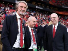 Sir Jim Ratcliffe sa ospravedlňuje Glazersovi po imigračnom vyčíňaní šéfa Man Utd Sir Jim Ratcliffe s Avramom Glazerom vo Wembley