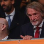 BILBAO, ŠPANIELSKO – 21. MÁJ: Avram Glazer, spolumajiteľ spolu so Sirom Jimom Ratcliffom, majiteľom Ineos a spolumajiteľom Manchestru United počas finále Európskej ligy UEFA 2025 medzi Tottenhamom Hotspur a Manchestrom United na Estadio de San Mames 21. mája 2025 v španielskom Bilbau. (Foto Catherine Ivill - AMA/Getty Images)