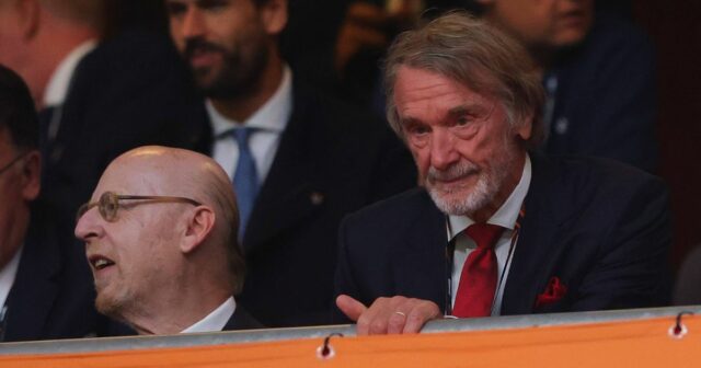 BILBAO, ŠPANIELSKO – 21. MÁJ: Avram Glazer, spolumajiteľ spolu so Sirom Jimom Ratcliffom, majiteľom Ineos a spolumajiteľom Manchestru United počas finále Európskej ligy UEFA 2025 medzi Tottenhamom Hotspur a Manchestrom United na Estadio de San Mames 21. mája 2025 v španielskom Bilbau. (Foto Catherine Ivill - AMA/Getty Images)