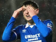 Škótske médiá vyniesli jasný verdikt nad Mikeym Moorom, keďže Tottenham dostal podnet na zamyslenie Mikey Moore z Rangers oslavuje druhý gól svojho tímu počas zápasu William Hill Premiership v The Home of the Set Fare Arena.